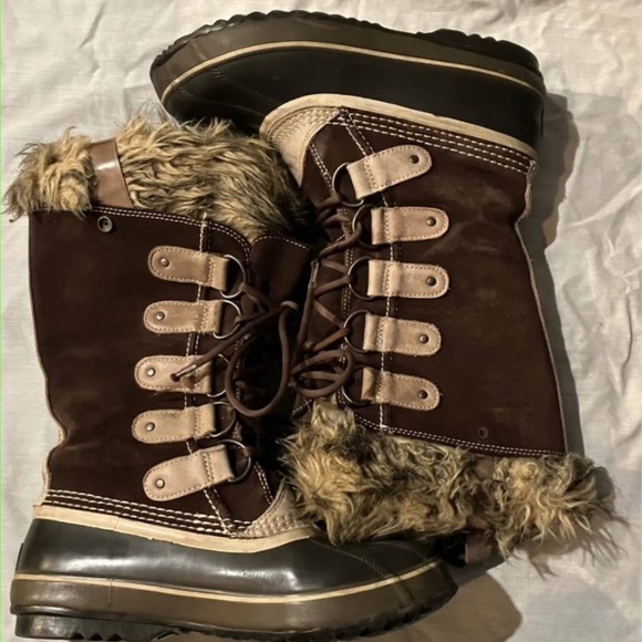Sorel Shoes - Women’s size 8 Sorel leather winter boots - BROKEN pull on Straps